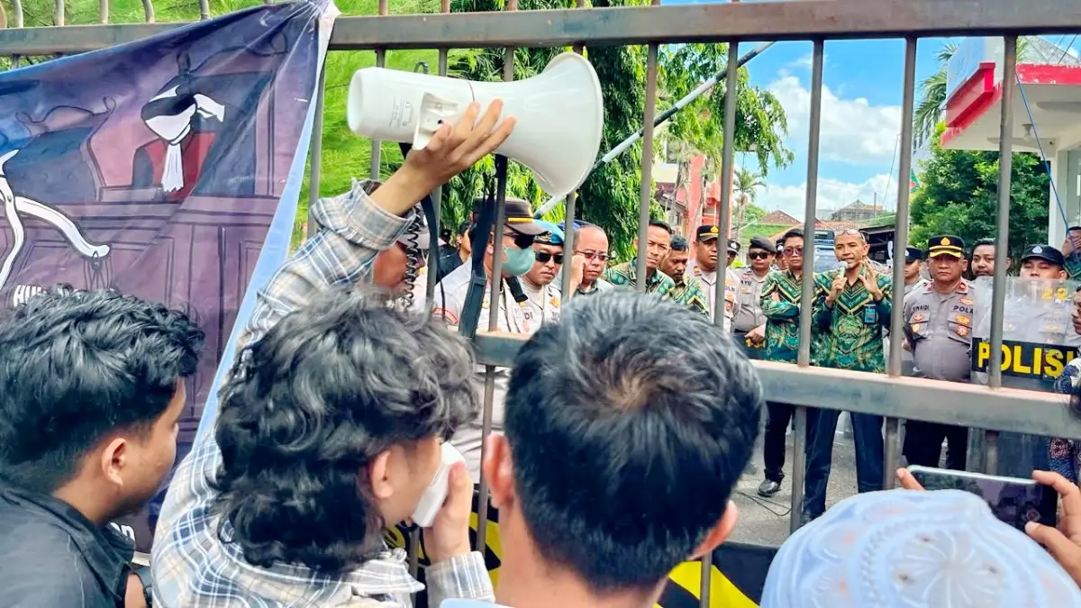 DIJAGA KETAT: Massa melakukan unjuk rasa di depan kantor Pengadilan Negeri Sumenep Kamis (25/6). (MOH. IQBAL/JPRM)