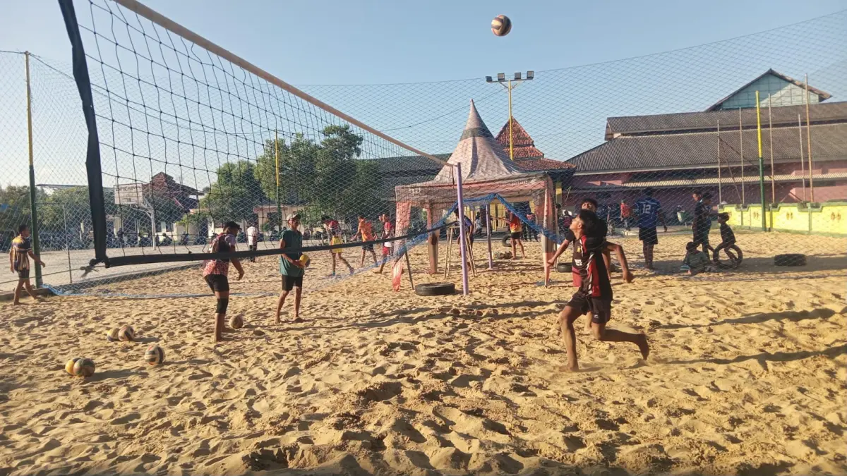 FOKUS: Sejumlah atlet voli pantai Sumenep sedang menjalani latihan di lapangan yang berlokasi di GOR A. Yani, Desa Pabian, Kecamatan Kota, pada Minggu (14/6).