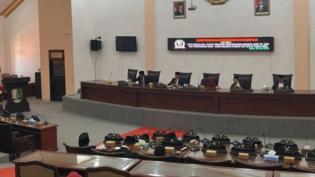 KHIDMAT: Anggota DPRD Sampang mengikuti sidang paripurna di Graha Paripurna DPRD Sampang Rabu (24/6). (UBAIDILLAHIR RA’IE/JPRM)