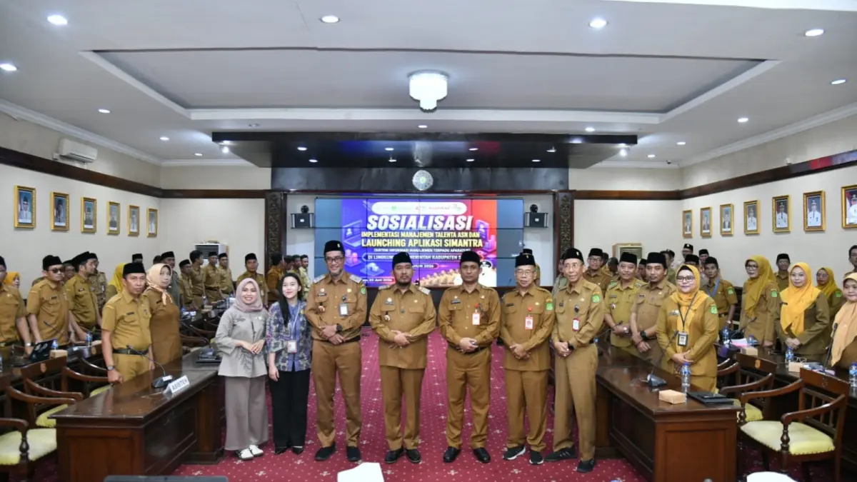 KOMPAK: Kepala BKPSDM Sumenep Benny Irawan (tiga dari kiri) berfoto bersama Bupati Sumenep Achmad Fauzi Wongsojudo dan Sekkab Agus Dwi Saputra usai sosialisasi dan peluncuran SIMANTRA di Aula Pemkab Sumenep, Senin (22/6).


