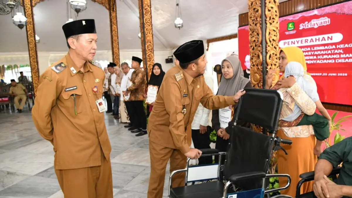 PEDULI: Bupati Sumenep Achmad Fauzi Wongsojudo saat menemui penerima bantuan di Pendopo Agung Keraton Sumenep pada Selasa (23/6).