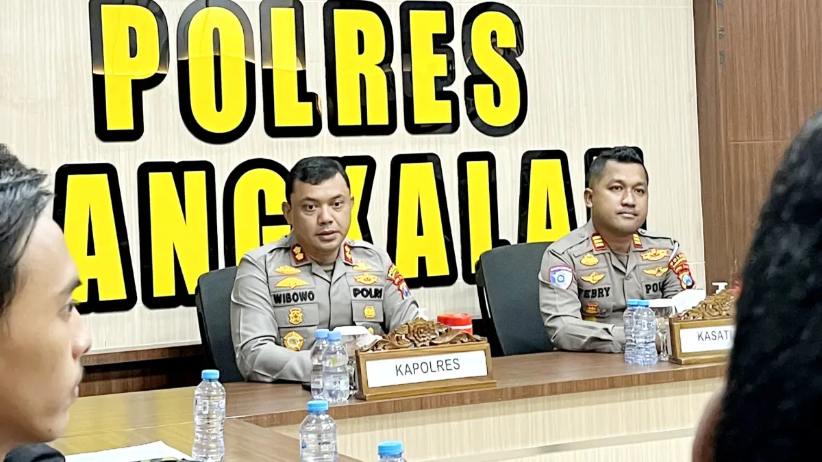 PEDULI: Mahasiswa melakukan audiensi dengan Kapolres Bangkalan Kamis (25/6).
