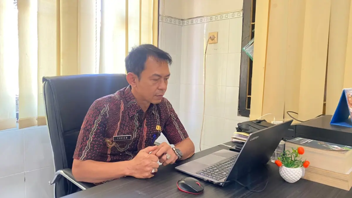 PENDATAAN: Kabid Pelatihan dan Hubungan Industrial Ervien Budi Jatmiko saat ditemui di kantor disnaker, Kamis (25/6).