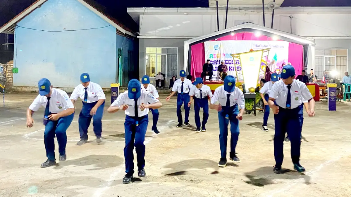 SEMANGAT: Penampilan santri di bawah naungan Yayasan Nurul Islam Al Mannan Djazuli Dasuk pada malam pembukaan Haflah Akhirussanah dan Haul Ke-48 Masyayikh. (DOKUMEN PANITIA)