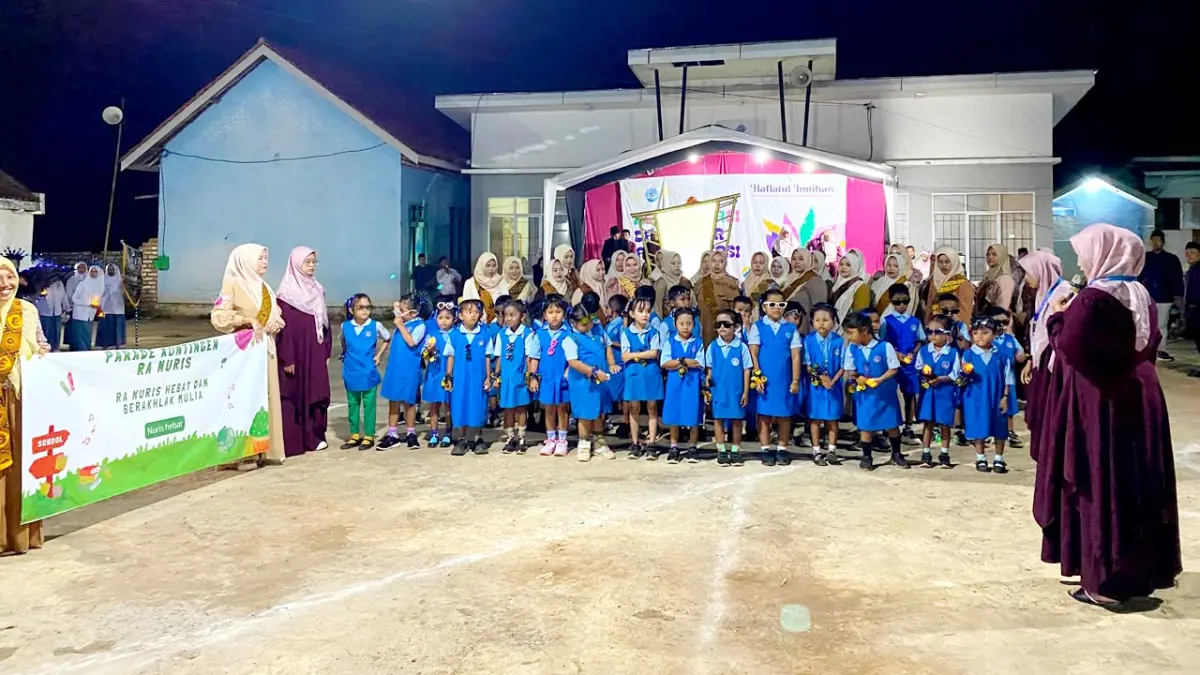 SEMARAK: Penampilan kontingen RA Nurul Islam pada malam pembukaan Haflah Akhirussanah dan Haul Ke-48 Masyayikh. (DOKUMEN PANITIA)