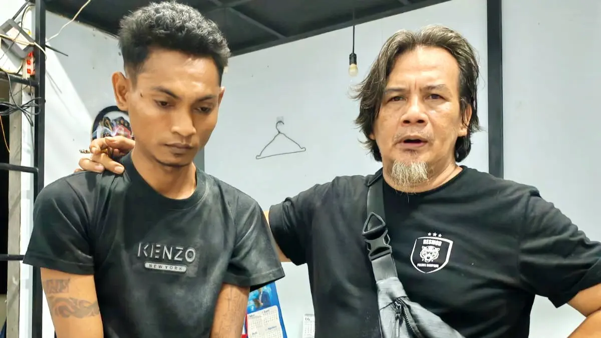 TAK BERKUTIK: Tersangka AF saat hendak dilakukan pemeriksaan lebih lanjut oleh anggota Satreskrim Polres Sampang, Selasa (23/6). (SATRESKRIM POLRES SAMPANG UNTUK JPRM)