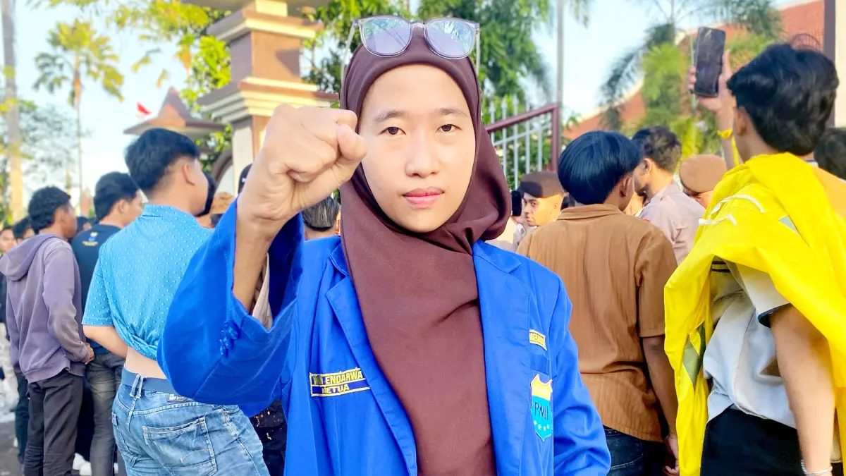 TEGAS: Ketua Kopri Pamekasan Wiwin Endarwati memberikan keterangan di sela-sela aksi di kantor DPRD Pamekasan, Rabu (24/6). (MOH. IQBAL AFGANI/JPRM)