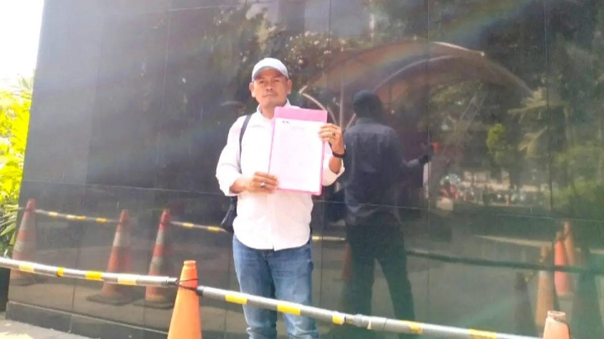 DATANG LANGSUNG: Pelapor Slamet Riyadi berada di gedung KPK di Jakarta, Senin (8/6). (DOK JPRM)