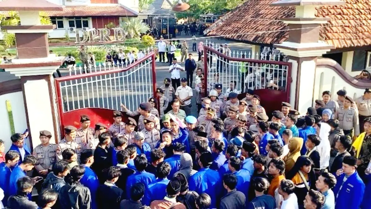 DISKUSI: Orator Aksi Mohtar Rasid menyampaikan pendapat saat demo ke Kantor DPRD Pamekasan Rabu (24/6). (MOH. IQBAL AFGANI/JPRM)