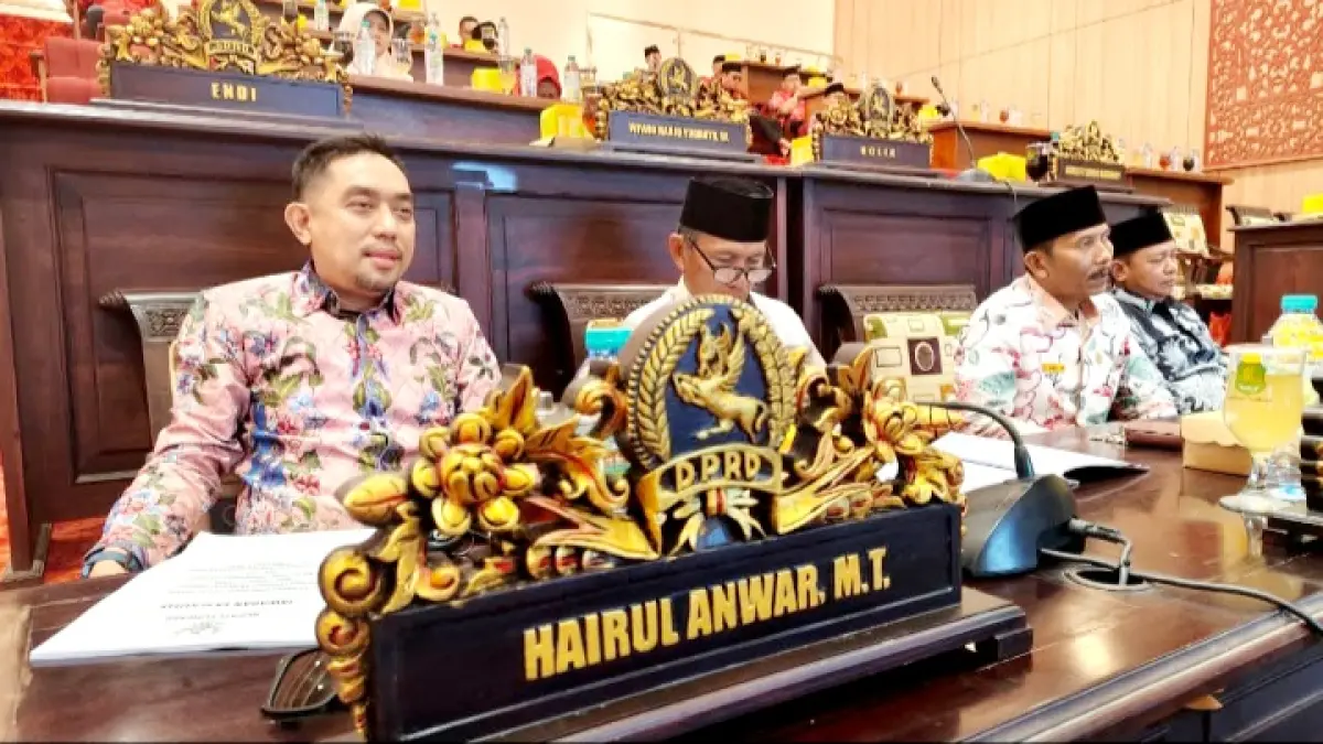 FOKUS: Anggota Komisi I DPRD Sumenep Hairul Anwar mengikuti rapat di kantornya, Jumat (19/6). (DPRD UNTUK JPRM)
