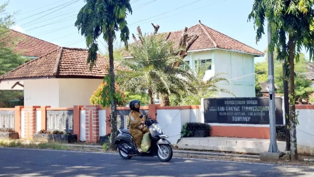 GEDUNG SEMENTARA: Pengendara melintas di depan gedung SRT sementara di Jalan Lenteng, Kecamatan Batuan, Sumenep, Senin (22/6). (MOH. LATIF/JPRM)
