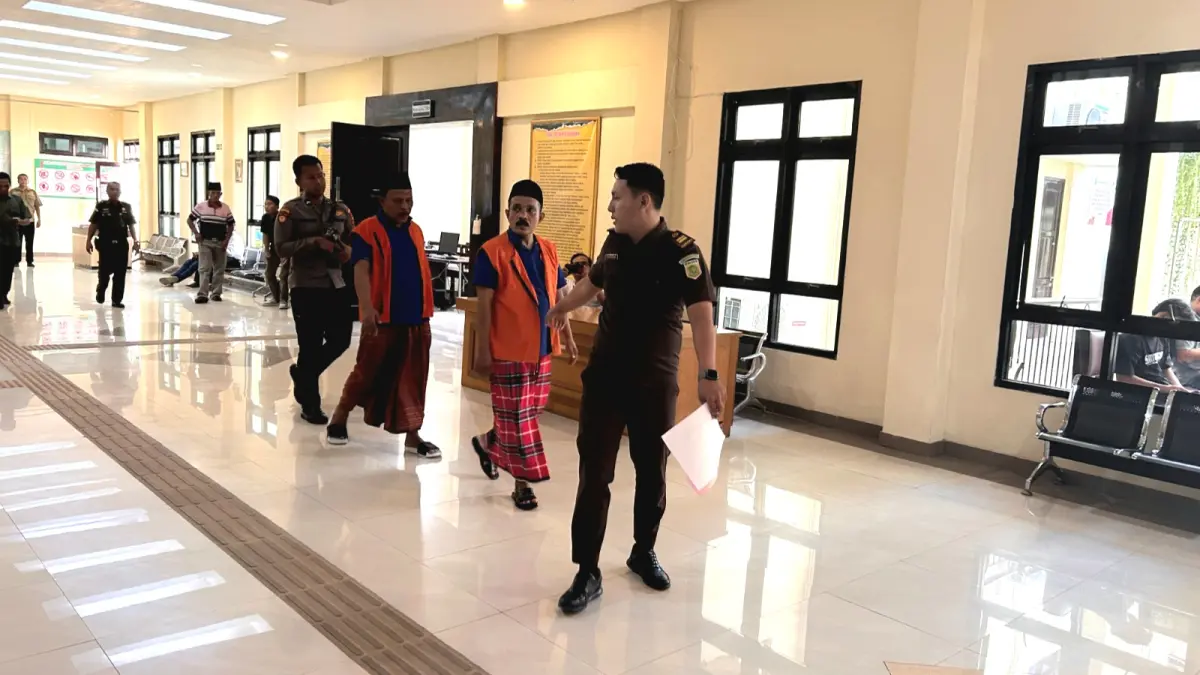 HADAPI PROSES HUKUM: Dua terdakwa Sulhan dan Sahudri digiring petugas menuju ruang sidang Pengadilan Negeri Sampang Selasa (2/6). (UBAIDILLAHIR RAIE/JPRM)