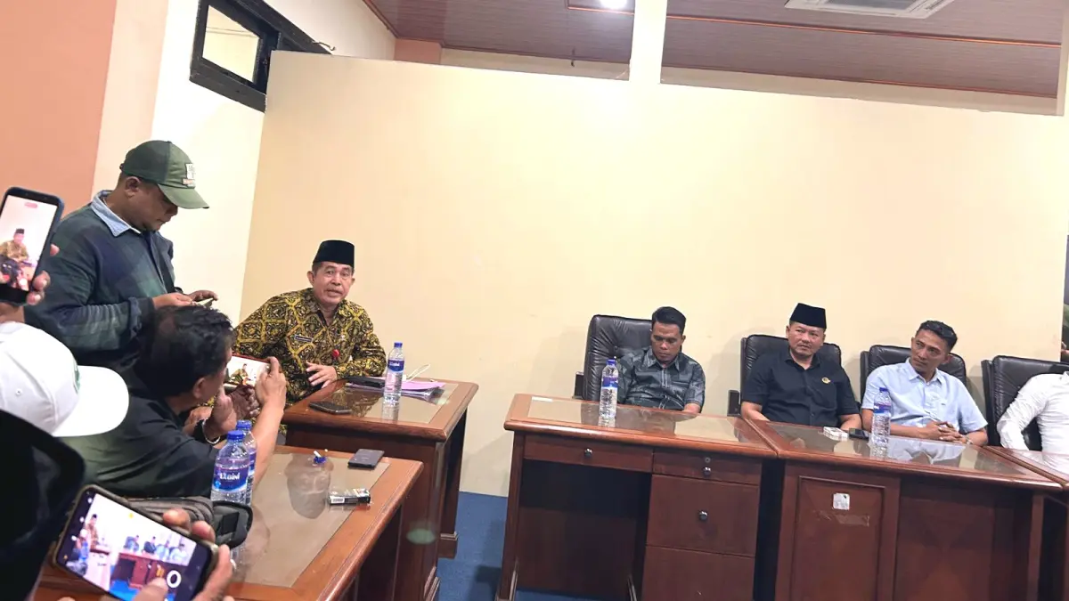 JUMPA PERS: Satgas dan DPRD Sampang memberikan keterangan pers di kantor dewan, Kamis (25/6). (UBAIDILLAHIR RAIE/JPRM)