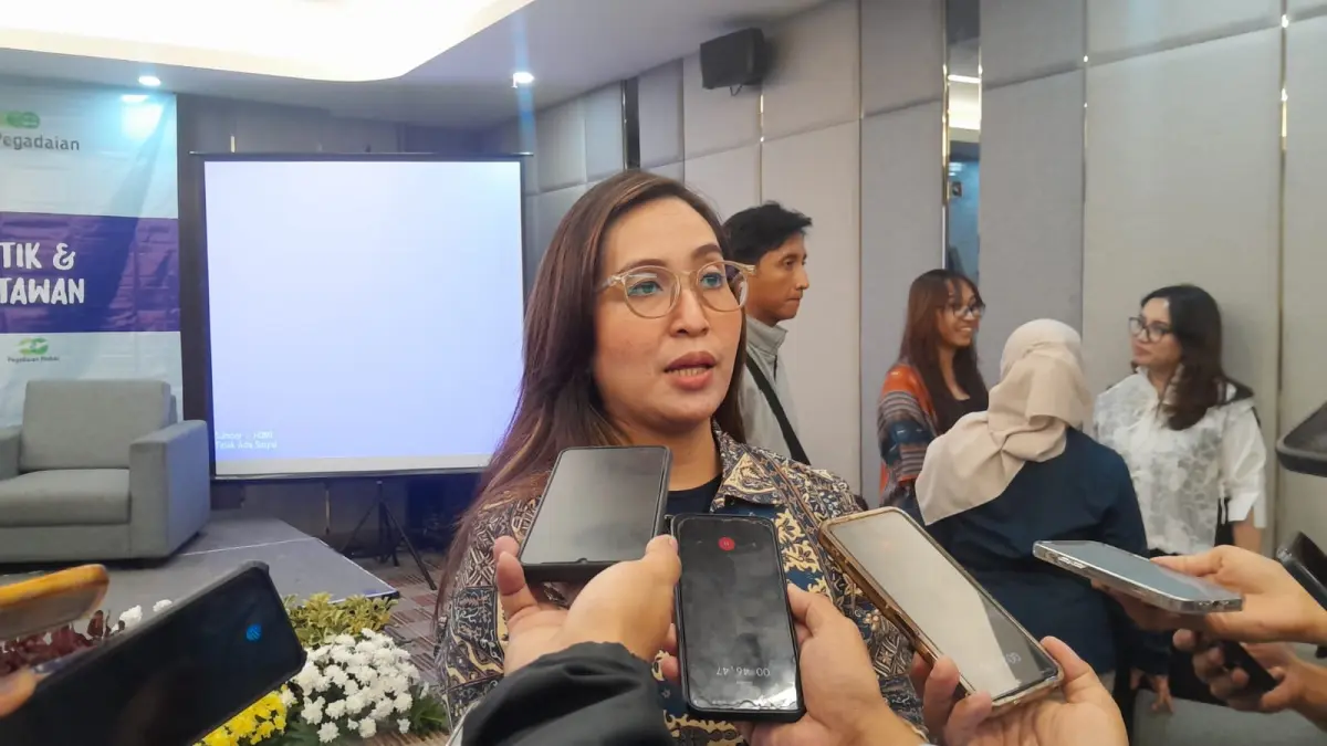 PIKAT MILLENIAL: Kepala Departemen Corporate Communication PT. Pegadaian (Persero), Riana Rifani, menyampaikan jumlah nasabah aktif di aplikasi Tring saat jumpa pers di Hotel Santika Premiere, Gubeng Surabaya, Kamis (25/6). (M. KHOLIL RAMLI/JPRM)