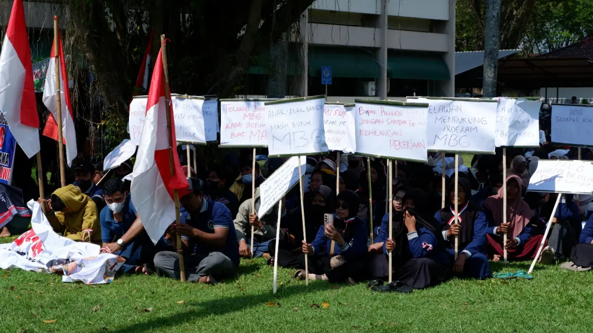 PRO PEMERINTAH: Ratusan relawan MBG melakukan aksi unjuk rasa di kantor Pemkab Bangkalan, Kamis (25/6). (VIVIN AGUSTIN HARTONO/JPRM)