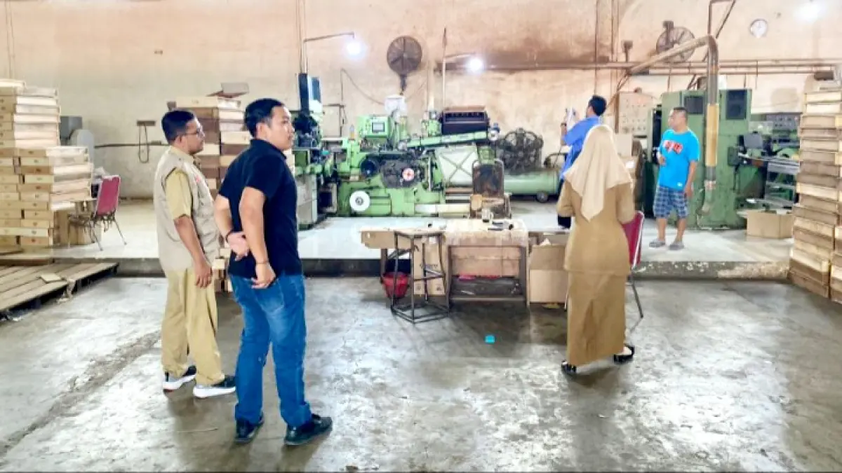 PUSAT INDUSTRI: Tim bidang industri saat memonitoring APHT di Kecamatan Guluk-Guluk, Sumenep. (DKUPP UNTUK JPRM)