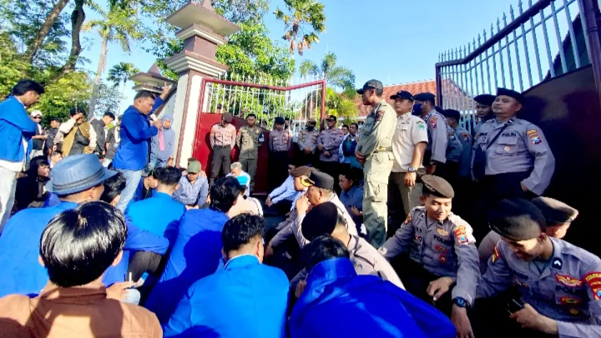TEGAS: Orator Mohtar Rasid menyampaikan aspirasi di Kantor DPRD Pamekasan, Rabu (24/6). (MOH. IQBAL AFGANI/JPRM)