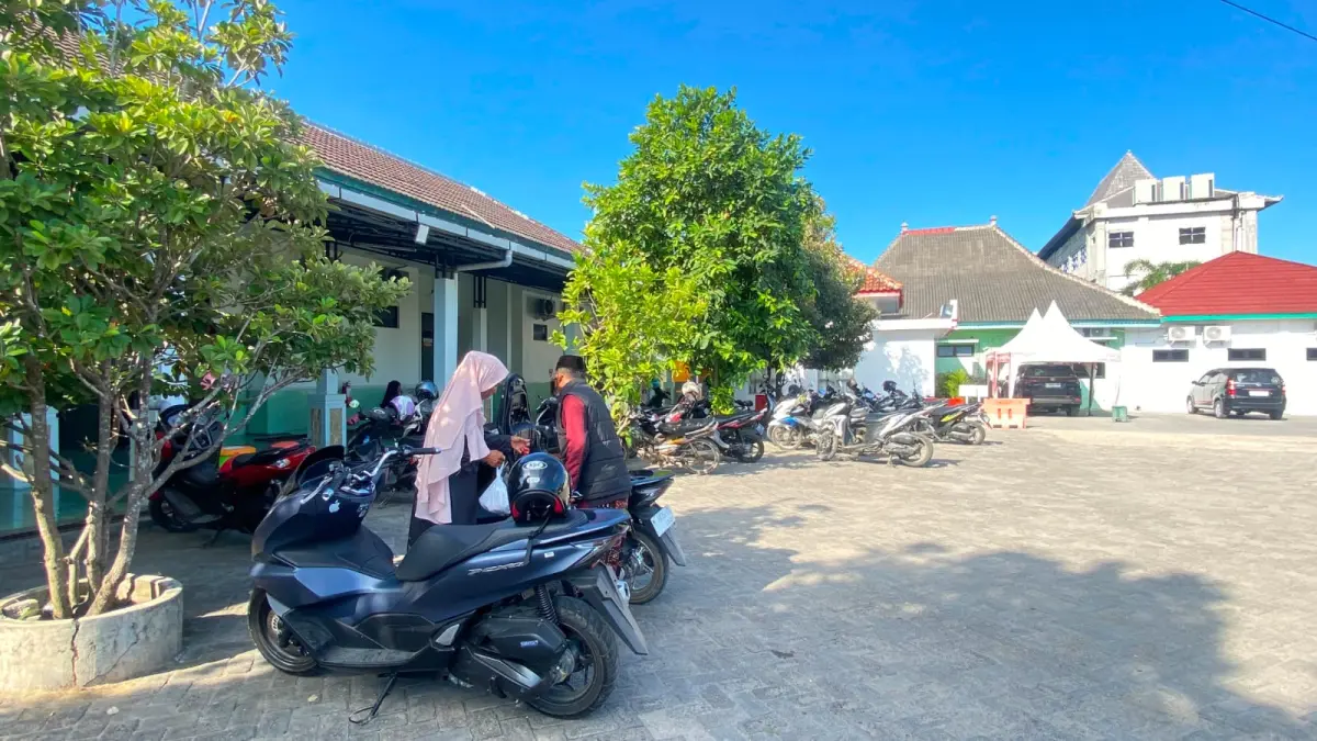 TERIK: Warga memarkirkan kendaraannya di halaman belakang RSUD Smart Pamekasan, Jumat (26/6).