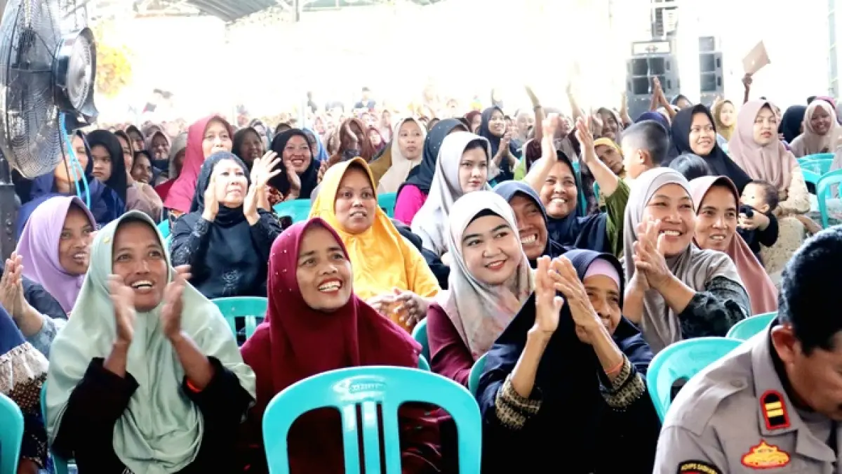 ANTUSIAS: Warga mengikuti sosialisasi penguatan kapasitas HAM di Desa Dlemer, Kecamatan Arosbaya, Bangkalan, Minggu. (KHOIRUR RIJAL UNTUK JPRM)