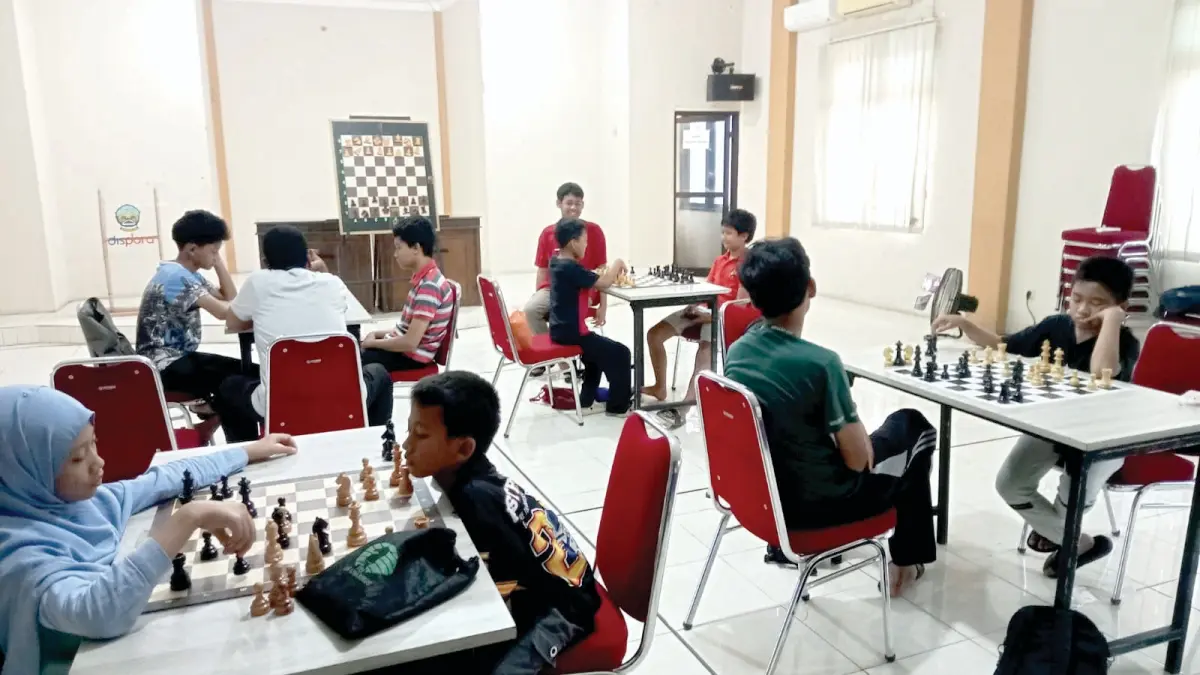 FOKUS: Atlet catur tengah melaksanakan latihan rutin di kantor Dispora Bangkalan Minggu (21/6).