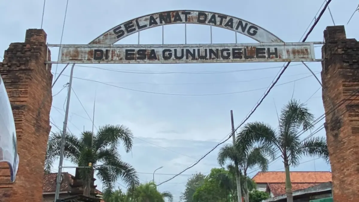 KEBIJAKAN: Gapura memasuki kawasan Destana di Desa Gunong Eleh, Kecamatan Kadungdung Jumat (12/6).