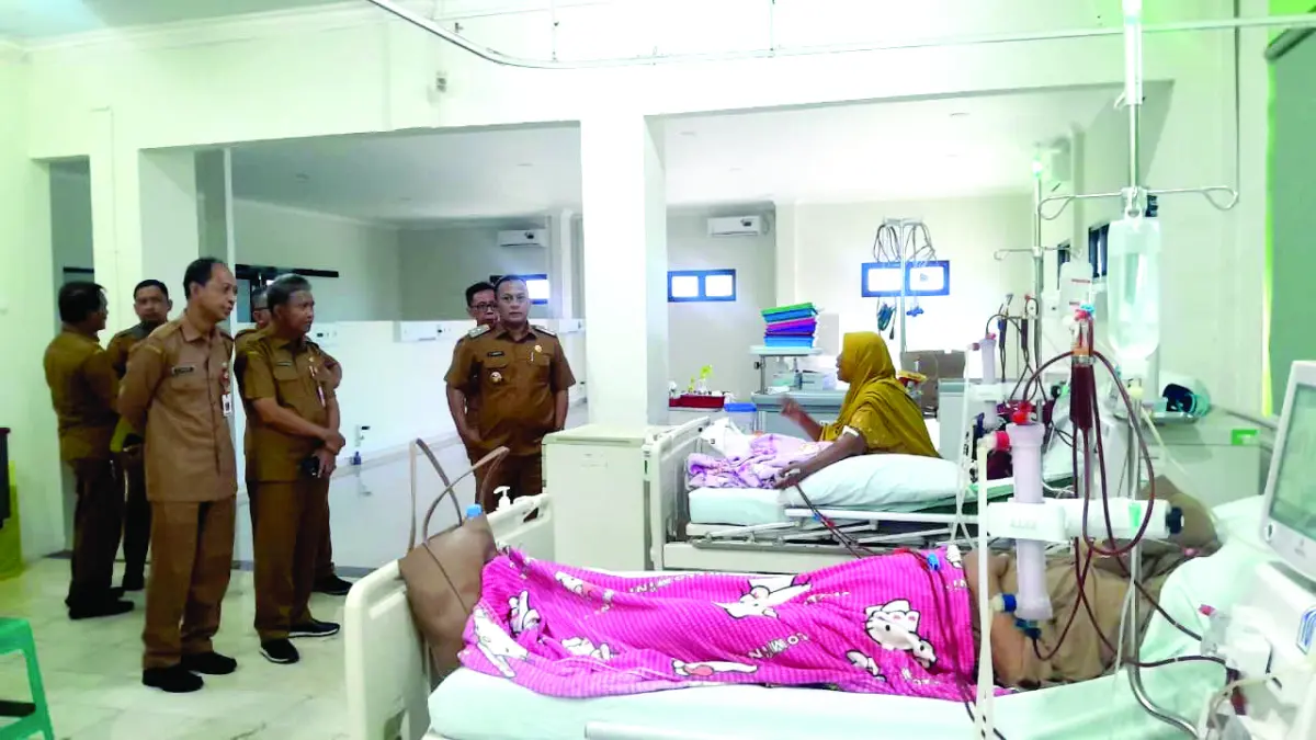 LAYANAN HEMODIALISIS: Sejumlah pasien sedang menjalani cuci darah di RSUD Smart Pamekasan, Senin (22/6).