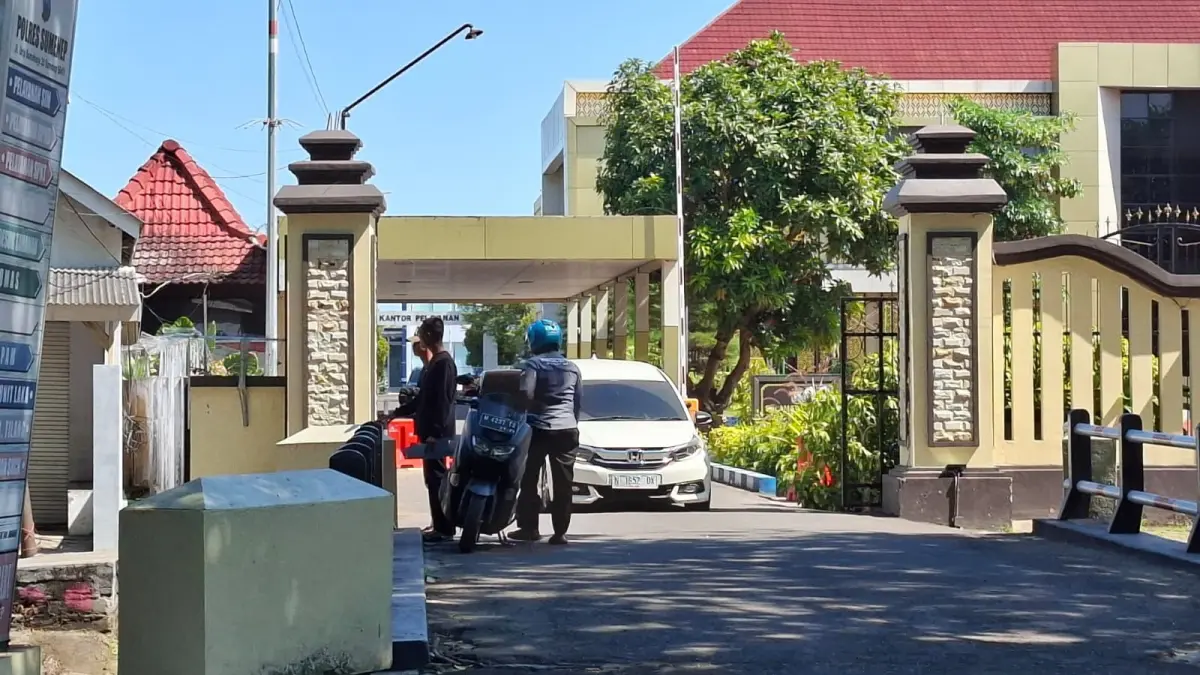 MEGAH: Pengendara melintas di depan kantor Polres Sumenep yang berlokasi di Desa Pabian Kecamatan Kota pada Kamis (25/6).