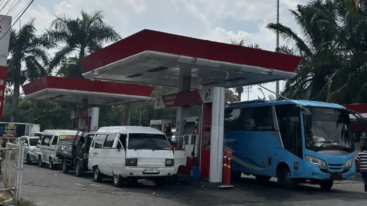 PADAT: Puluhan kendaraan tampak antri bahan bakar minyak (BBM) di SPBU Jalan Soekarno-Hatta Bangkalan, Jumat (26/6). (VIVIN AGUSTIN HARTONO/JPRM)