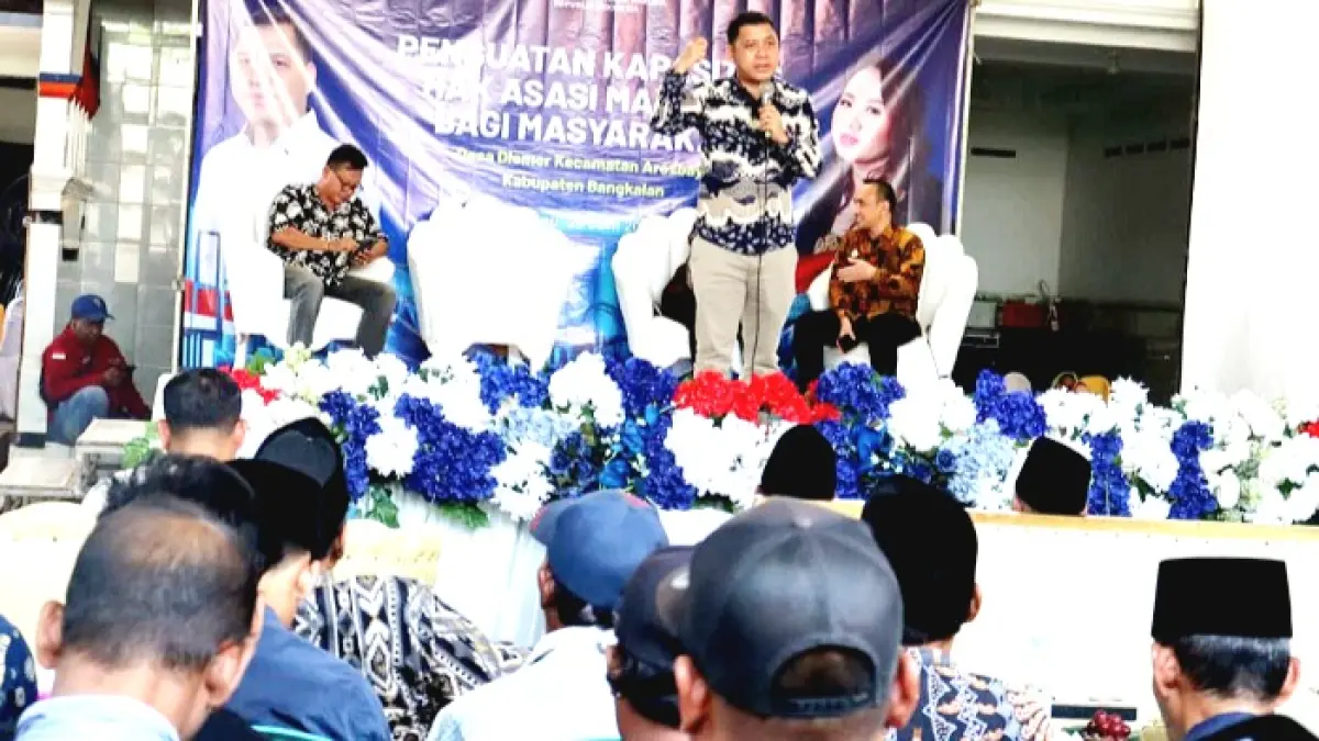 PEMAPARAN: Tenaga Ahli Menteri HAM Stanislaus Wena saat menyampaikan materi di hadapan ratusan masyarakat Desa Dlemer, Kecamatan Arosbaya, Bangkalan, Minggu (28/6).