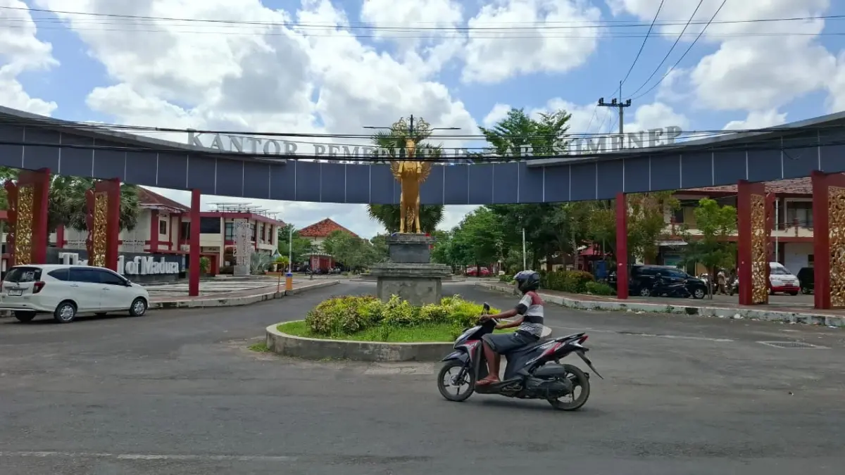 PUSAT PEMERINTAHAN: Sejumlah pengendara sedang melintas di depan kantor Pemkab Sumenep, Jalan Dr Cipto Desa Kolor, Kecamatan Kota Sumenep, Sabtu (28/6).