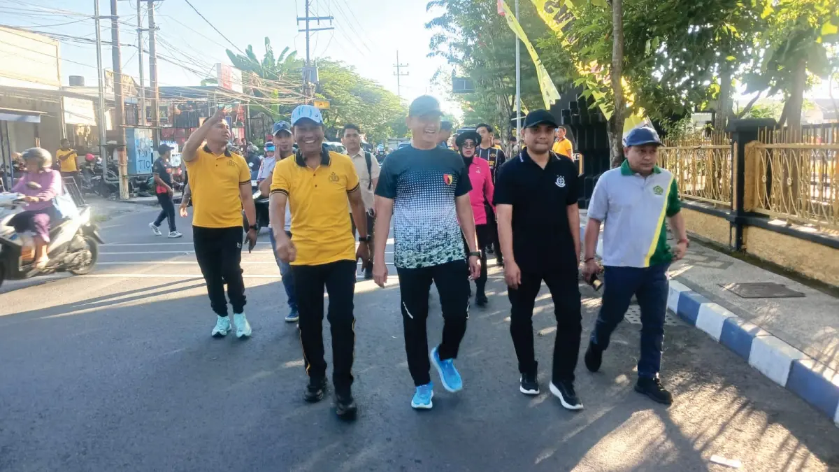 SEHAT: Kapolres Sampang AKBP Hartono saat mengikuti JJS bersama Forkopimda Sampang, di depan Mapolres Sampang, Sabtu (27/6).