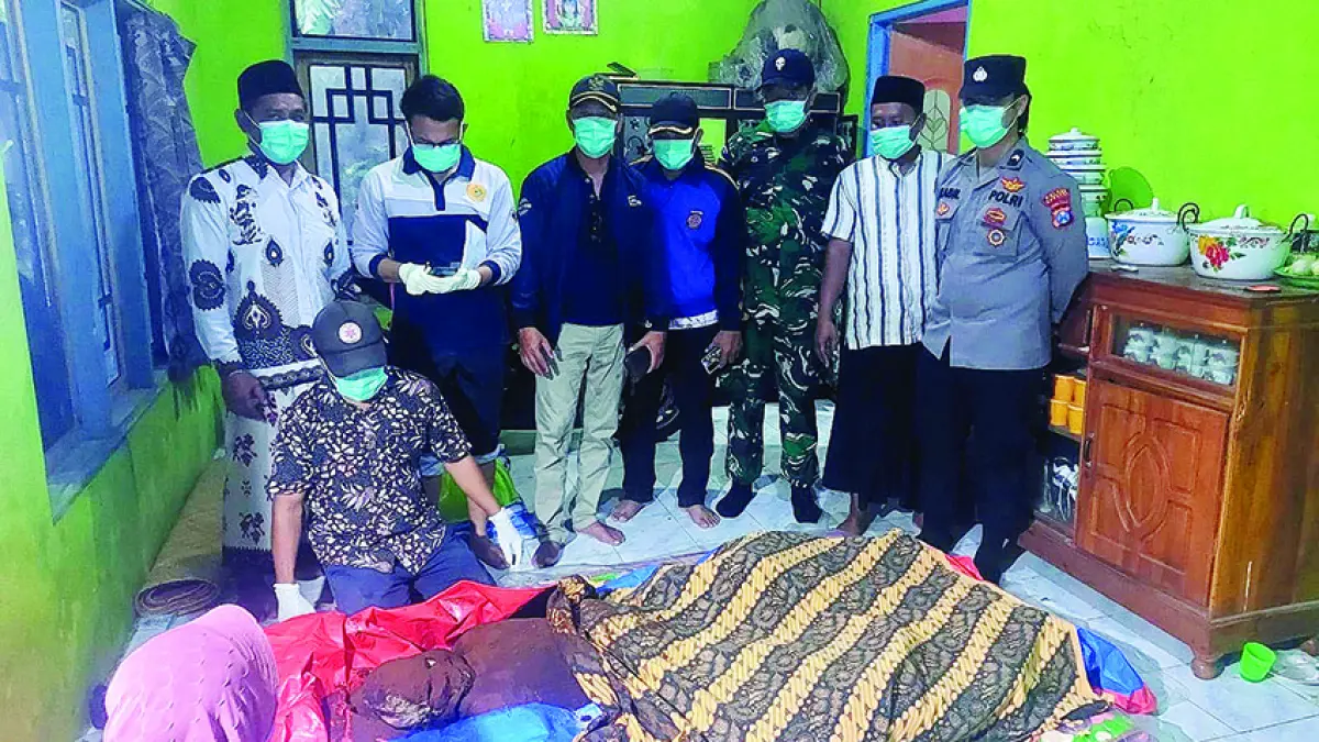 SITA PERHATIAN: Petugas melihat kondisi mayat Agus warga Desa Saseel, Kecamatan Sapeken, Sumenep pada Jumat (26/6).