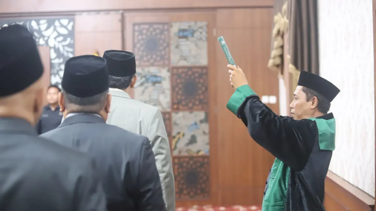 SUMPAH JABATAN: Puluhan pejabat JPTP dikukuhkan oleh Bupati Pamekasan KH. Kholilurrahman di Peringgitan Dalam Pendopo Ronggosukowati, Pamekasan, Selasa (18/11/2025). (DISKOMINFO UNTUK JPRM)