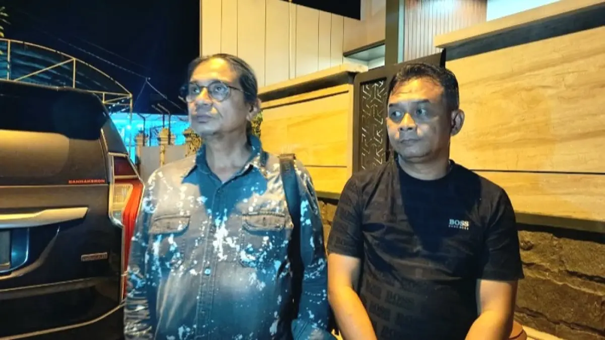 BERI KETERANGAN: Kuasa hukum korban, Risang Bima Wijaya memberikan keterangan pers di Perumda Bangkalan, Kamis (25/6). (ZEINAL ABIDIN/JPRM)