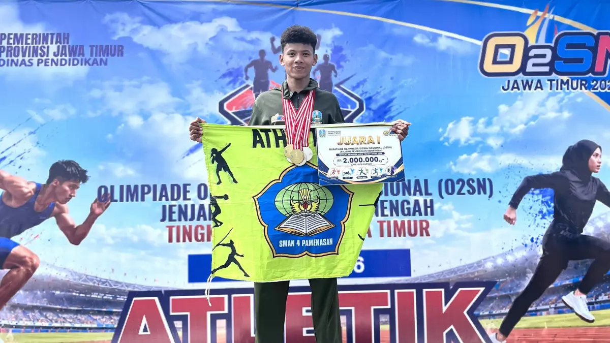 BERJAYA: Atlet PASI Pamekasan Raesya Nawang Dwy Santana berfoto usai menjuarai 02SN Jawa Timur di Lapangan Atletik Unesa, Kamis (25/6).
