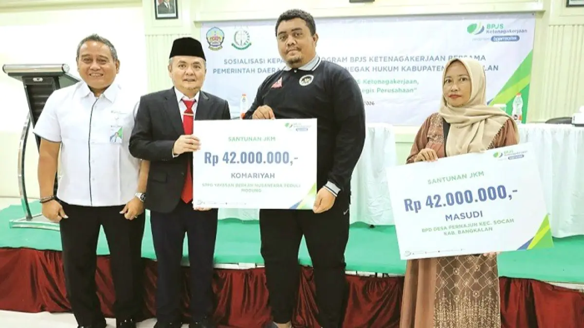 BERMANFAAT: Wabup Bangkalan Moch. Fauzan Ja’far (dua dari kiri) menyerahkan klaim kepada ahli waris peserta BPJamsostek di Jalan HOS Cokroaminoto, Bangkalan, Senin (29/6). (PROKOPIM UNTUK JPRM)