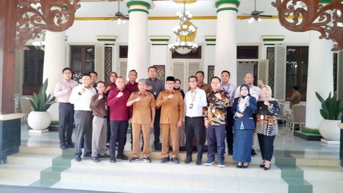 BERSINERGI: Bupati Pamekasan KH. Kholilurrahman berswafoto dengan para pimpinan perbankan yang beroperasi di wilayah Kota Gerbang Salam di Pendopo Ronggosukowati Senin (29/6). (M. KHOLIL RAMLI/JPRM)