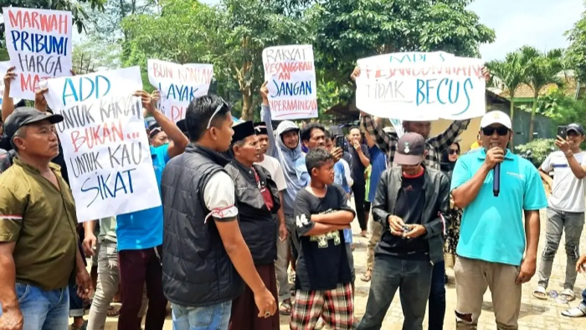 KECEWA: Puluhan warga Desa Pesanggrahan melakukan aksi demonstrasi di balai desa setempat, Senin (16/2). (MUAFI UNTUK JPRM)