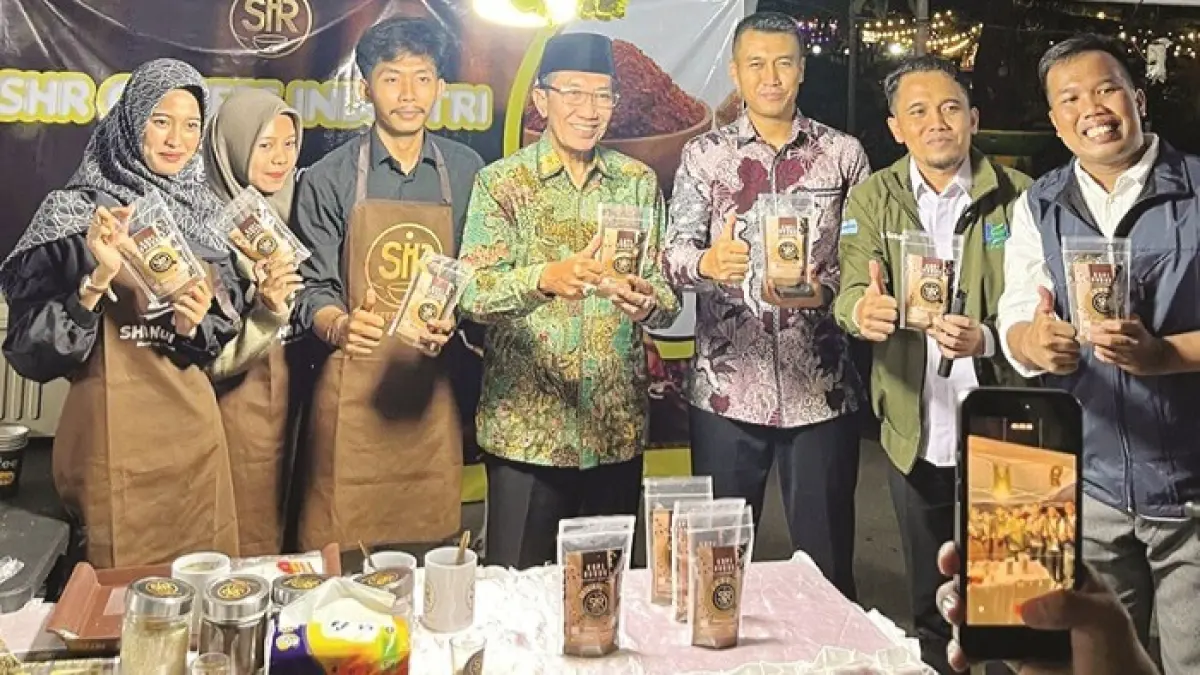 KONSISTEN: Bupati Pamekasan KH. Kholilurrahman (tengah) mengunjungi UMKM pada acara Economic Fest 2026 di Kawasan Arek Lancor. (AHMAD SUHRI UNTUK JPRM)