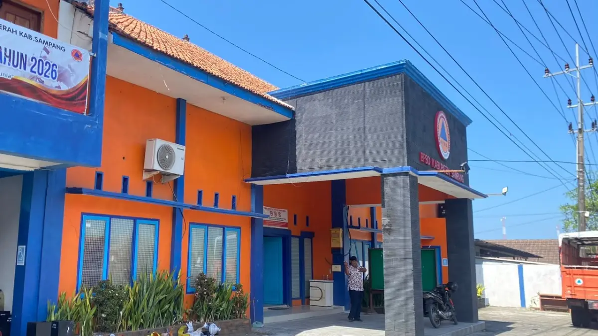 MEGAH: Seorang ASN saat berada di depan kantor BPBD Sampang Minggu (28/6). (AYU LATIFAH/JPRM)