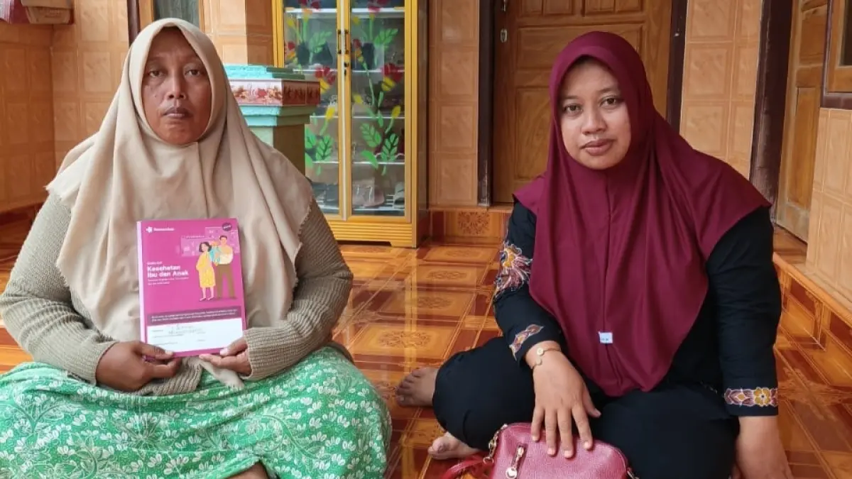 MELAYANI: Bidan desa saat melakukan kunjungan ke rumah bumil risti di Dusun Baru, Desa Masalima, Kecamatan Masalembu, Kamis (11/6).