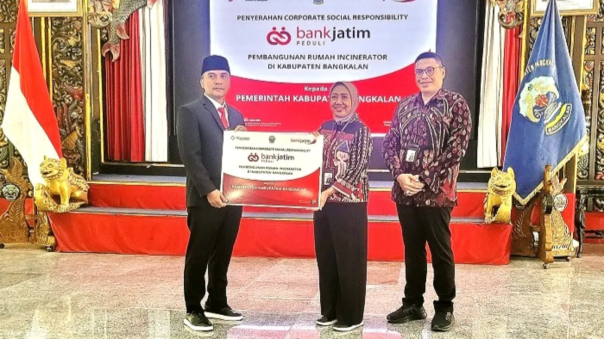 MITRA STRATEGIS: Direktur Kepatuhan Bank Jatim Umi Rodiyah didampingi Pemimpin Bank Jatim Cabang Bangkalan Achmad Riyan Fatri menyerahkan CSR kepada Bupati Bangkalan Lukman Hakim di Pendopo Agung&nbsp;Senin (29/6). (TAUFIKURRAHMAN/JPRM)