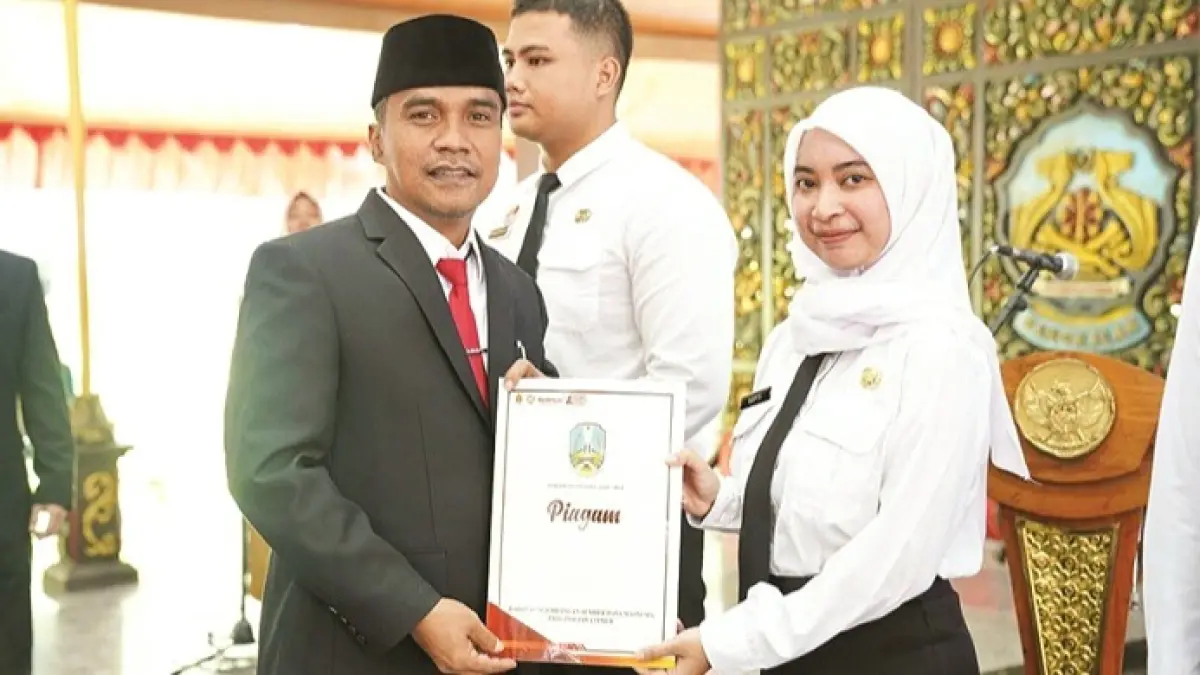 PELAYAN MASYARAKAT: Bupati Bangkalan Lukman Hakim memberikan piagam penghargaan kepada peserta latsar CPNS 2026 di Pendopo Agung Senin (29/6). (PROKOPIM UNTUK JPRM)