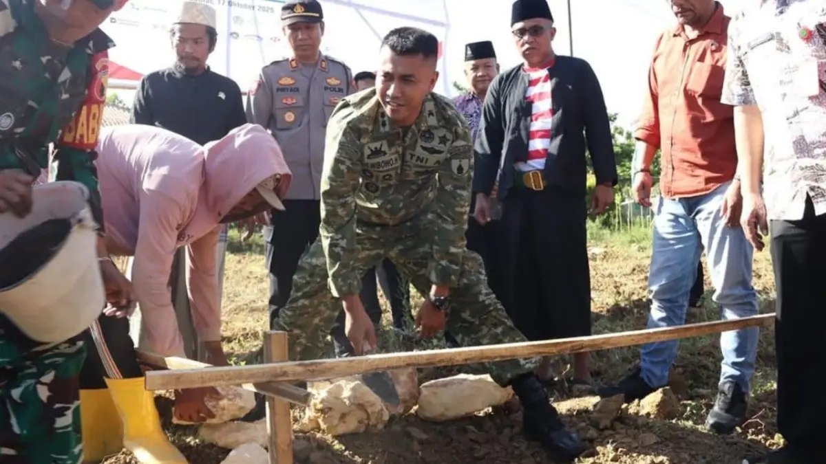 PROGRAM NASIONAL: Dandim 0826/Pamekasan Letkol (Kav) Agus Wibowo Hendratmoko (tengah) memimpin peletakan batu pertama pembangunan KDKMP.
