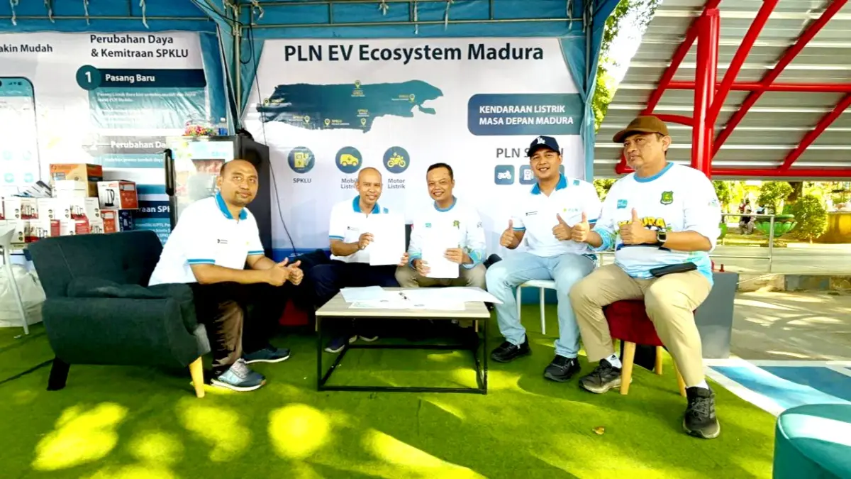 TRANSISI ENERGI: Dirut PT WUS Zeinul Ubbadi (tengah) dan MSB Strategi Pemasaran PLN UID Jatim Rukmito Ari Ardianto didampingi Asman Niaga & Pemasaran PLN UP3 Madura Abd. Ghafur dan Priority Account Executive Agustri Hardhianto menunjukkan dokumen kerja sama dalam peluncuran fasilitas SPKLU di sisi Taman Bunga Pottre Koneng, Minggu (21/6). (DOKUMEN PT WUS)