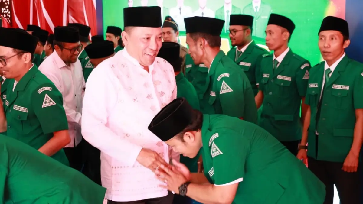 RAMAH: Bupati Slamet Junaidi saat menghadiri kegiatan pelantikan GP Ansor Sampang di Pendopo Trunojoyo, Sampang, Minggu (28/6). (KOMINFO UNTUK JPRM)