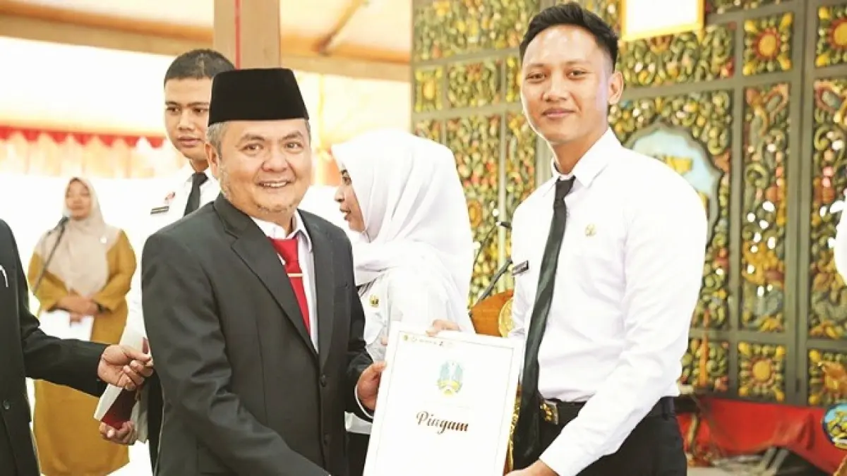 SELAMAT: Wabup Bangkalan Moch. Fauzan Ja’far berikan piagam penghargaan kepada peserta latsar CPNS 2026 di Pendopo Agung Senin (29/6). (PROKOPIM UNTUK JPRM)