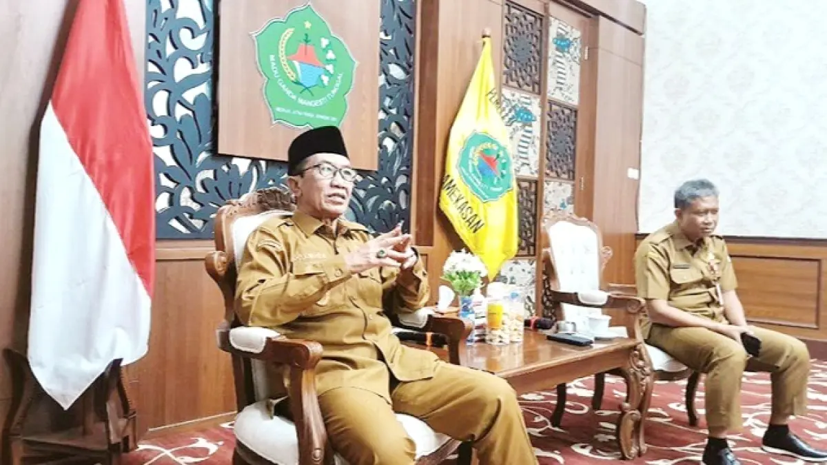 SERIUS: Bupati Pamekasan KH. Kholilurrahman didampingi Sekkab Taufikurrachman saat jumpa pers di Peringgitan Dalam Pendopo Ronggosukowati. (M. KHOLIL RAMLI/JPRM)
