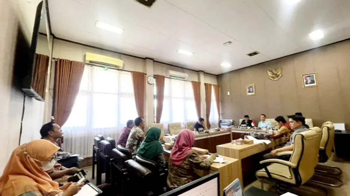 SERIUS: Komisi II DPRD Pamekasan menggelar rapat dengan BPKPD membahas capaian dan kendala realisasi PAD serta belanja daerah. (DPRD PAMEKASAN UNTUK JPRM)