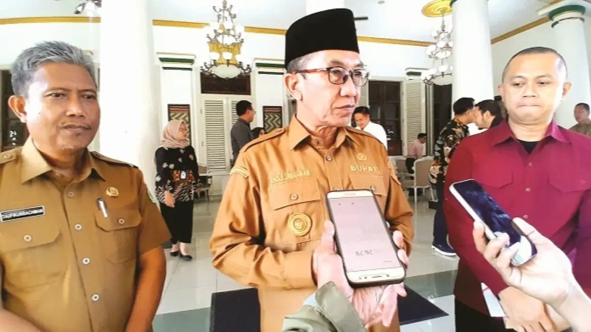 TEGAS: Dari kiri, Sekkab Taufikurrachman, Bupati Pamekasan KH. Kholilurrahman, dan Pimpinan Bank Jatim Cabang Pamekasan Yuda Imawan Sutanto, Senin (29/6). (M. KHOLIL RAMLI/JPRM)
